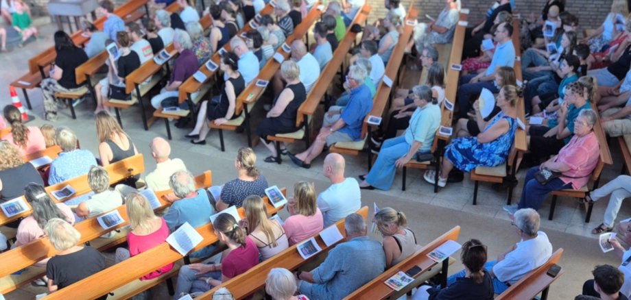 Das Bild zeigt die gut besuchte Versöhnungskirche anlässlich des Hochwassergedenkens.