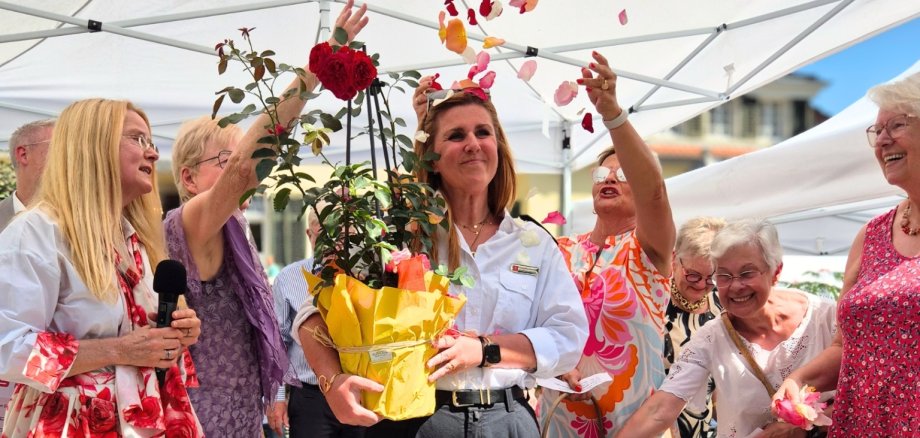 Verleihung der Rose für Rösrath Stefanie Tüschen nimmt stellvertretend für Lisa Roth die Rose für Rösrath entgegen.