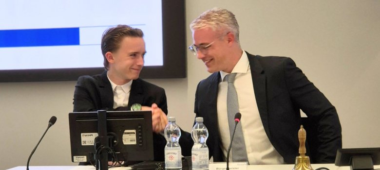 Tim Weiß und Bürgermeister Yannick Steinbach Bürgermeister Yannick Steinbach gratuliert Tim Weiß zur erfolgreich eröffneten Ratssitzung.