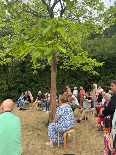 Wir sind der Sturm - Schloss Eulenbroich Für das Open-Air-Theater nahm das Publikum an verschiedenen Stellen des Schlossparks Platz.