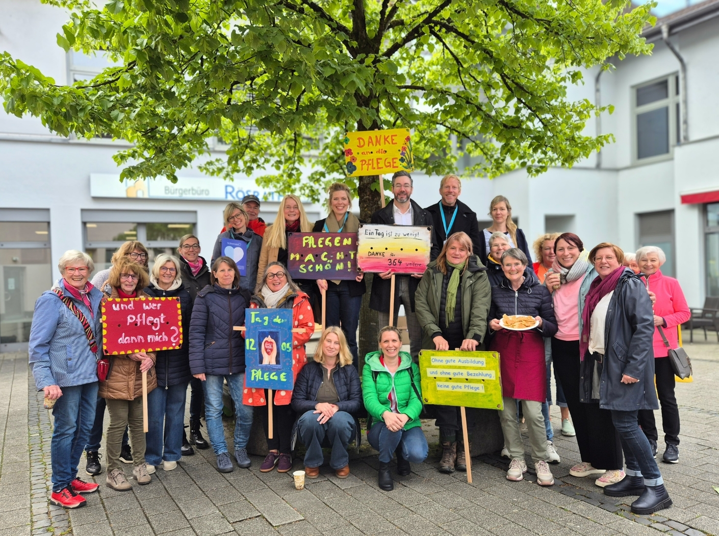 Tag der Pflege Das Bild zeigt die Mitglieder der Arbeitsgemeinschaft Altenhilfe Rösrath (AGR), die zum Tag der Pflege auf dem Rathausplatz auf die Bedeutung von Pflegeberufen aufmerksam gemacht und über lokale Unterstützungsangebote informiert haben.