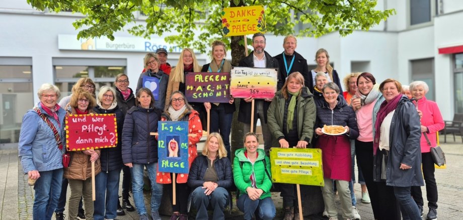 Das Bild zeigt die Mitglieder der Arbeitsgemeinschaft Altenhilfe Rösrath (AGR), die zum Tag der Pflege auf dem Rathausplatz auf die Bedeutung von Pflegeberufen aufmerksam gemacht und über lokale Unterstützungsangebote informiert haben.