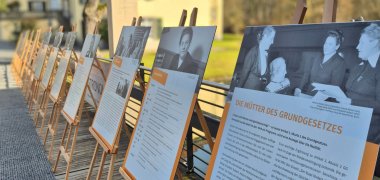 Das Bild zeigt die Ausstellungstafeln zur Ausstellung Die Mütter des Grundgesetzes.