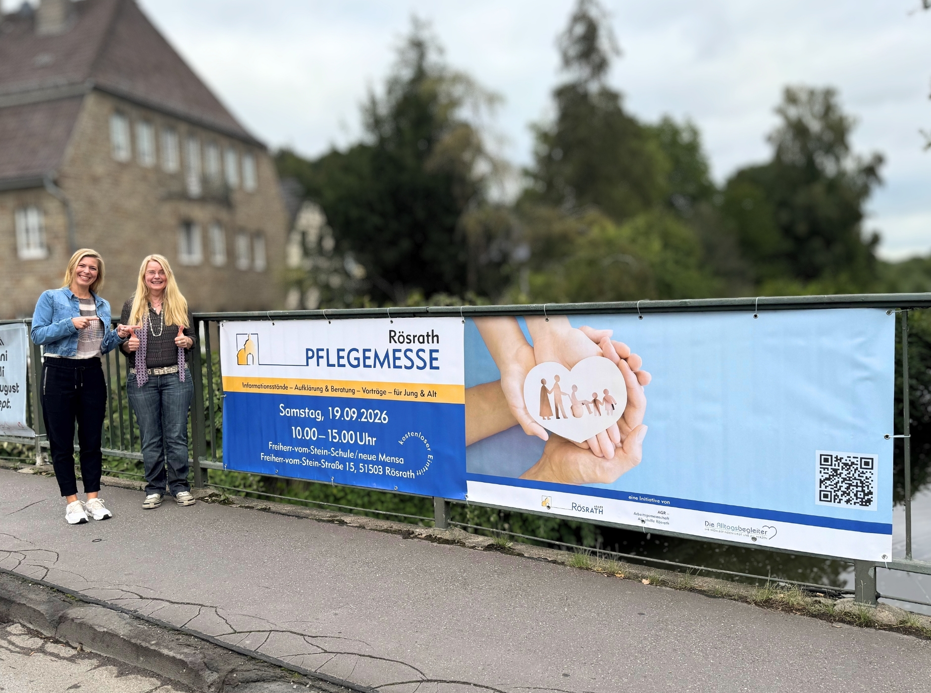 Banner Pflegemesse Das Bild zeigt ein Banner zur Pflegemesse am Geländer der Sülzbrücke in Hoffnungsthal.