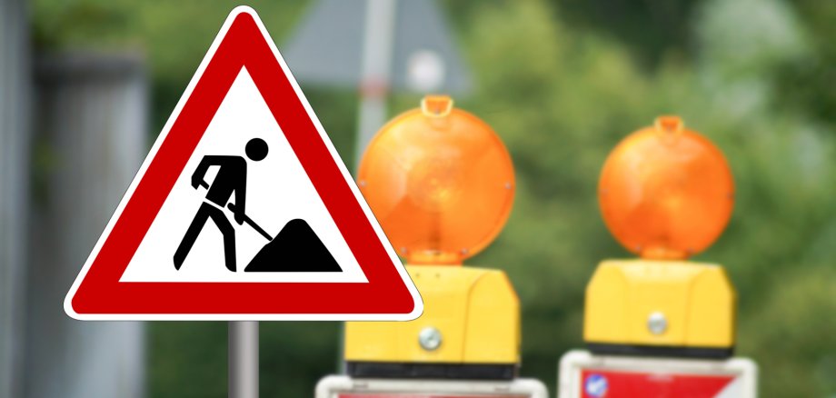 Symbolbild Baustelle Das Bild zeigt ein Verkehrsschild und eine Absperrung an einer Baustelle.