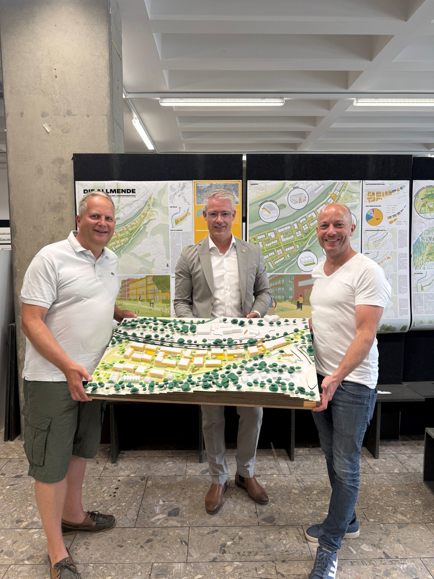 Entwürfe für das Areal Haus Staade Bürgermeister Yannick Steinbach mit Dr. Gereon Sommerhäuser und Andreas Nettesheim von der Haus Staade GmbH bei der Sichtung der studentischen Entwürfe für das zu entwickelnde Areal.