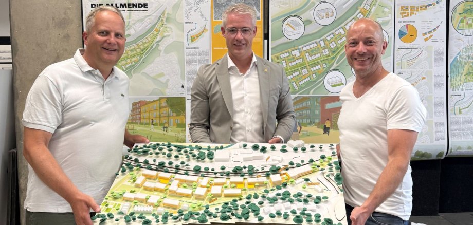 Entwürfe für das Areal Haus Staade Bürgermeister Yannick Steinbach mit Dr. Gereon Sommerhäuser und Andreas Nettesheim von der Haus Staade GmbH bei der Sichtung der studentischen Entwürfe für das zu entwickelnde Areal.