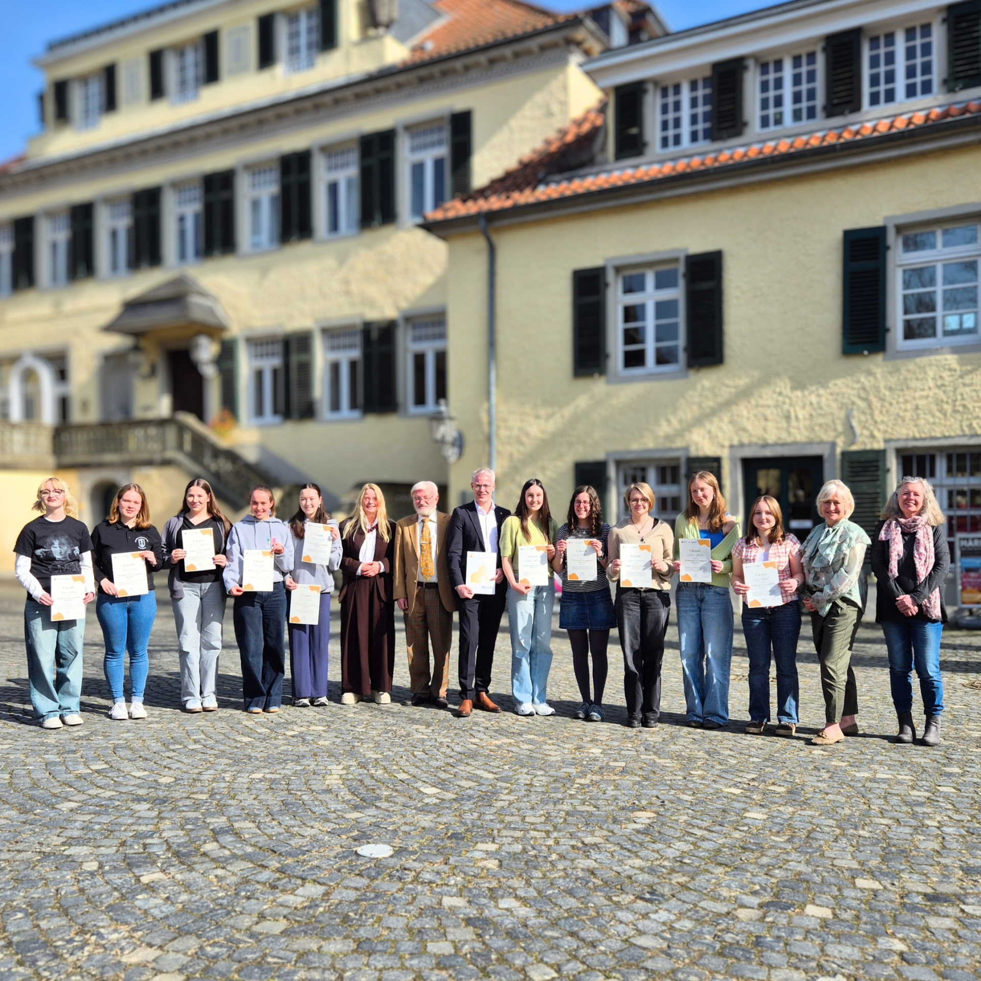 Das Bild zeigt die Preisträgerinnen des Wettbewerbs „Engagierte Mädchen“ sowie die beteiligten Akteure der Veranstaltung anlässlich des Weltfrauentages.