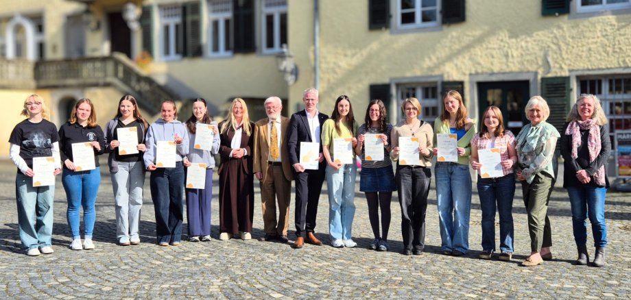 Die Geehrten vor Schlosskulisse Das Bild zeigt die Preisträgerinnen des Wettbewerbs „Engagierte Mädchen“ sowie die beteiligten Akteure der Veranstaltung anlässlich des Weltfrauentages.