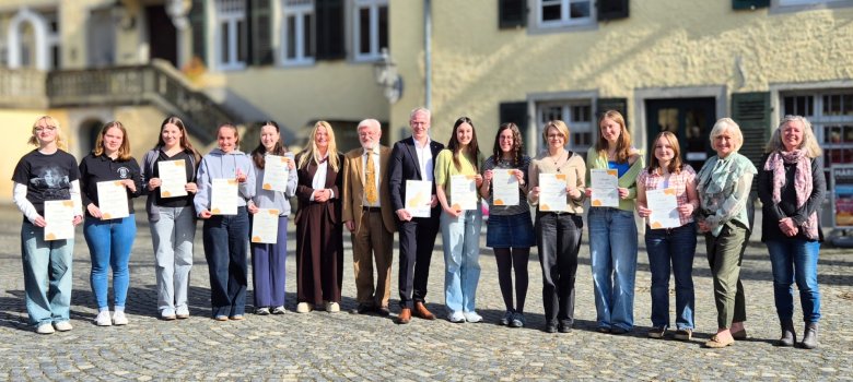 Das Bild zeigt die Preisträgerinnen des Wettbewerbs „Engagierte Mädchen“ sowie die beteiligten Akteure der Veranstaltung anlässlich des Weltfrauentages.