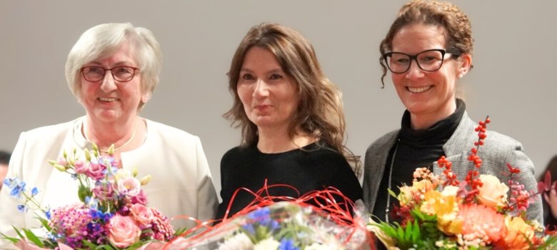 Das Bild zeigt die stellvertretenden Bürgermeisterinnen bei der konstituierenden Stadtratssitzung.