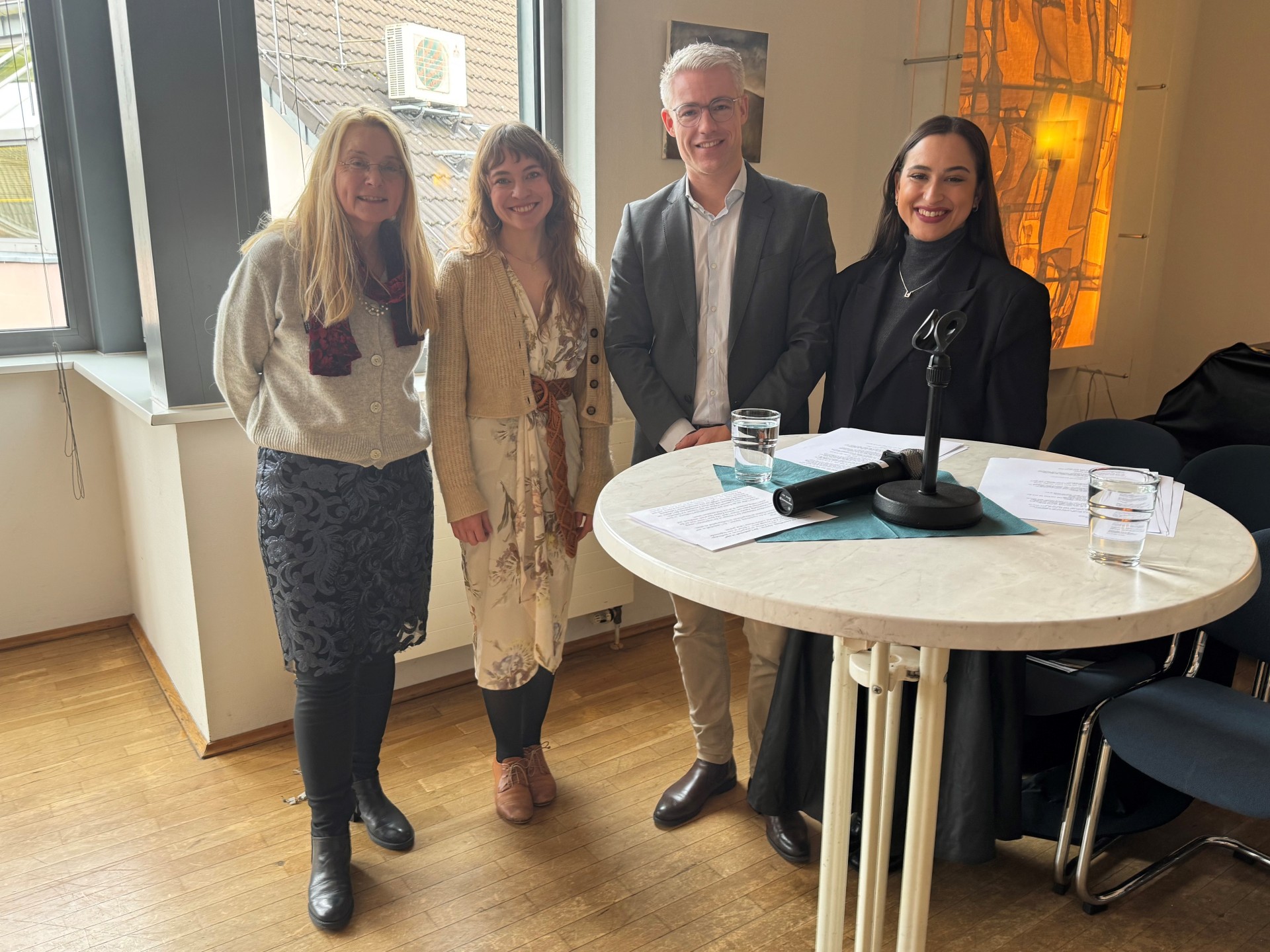 Die städtische Kulturbeauftragte Elke Günzel, Künstlerin Lukrezia Krämer, Bürgermeister Yannick Steinbach und Autorin Monia Tahar blicken auf einen gelungenen Abschluss der mehrmonatigen Ausstellung.