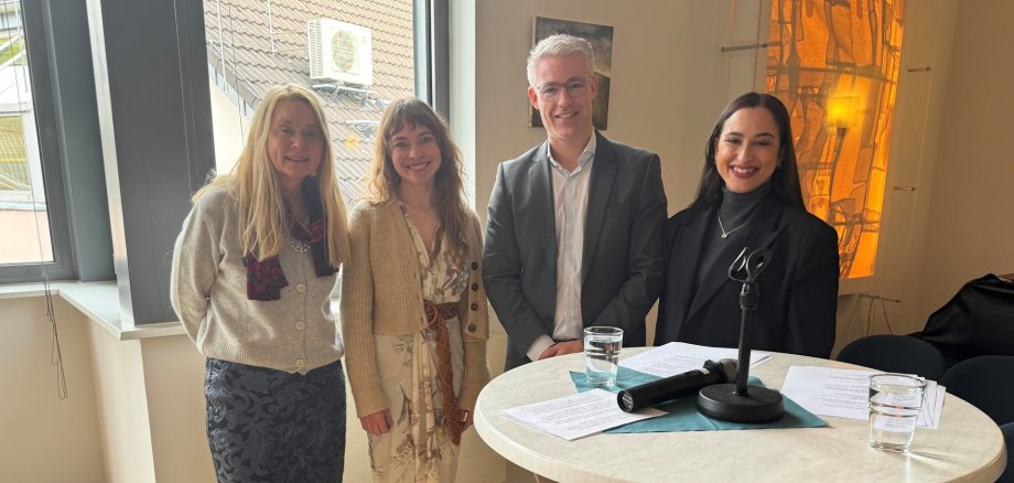 Finissage zur Ausstellung von Lukrezia Krämer Die städtische Kulturbeauftragte Elke Günzel, Künstlerin Lukrezia Krämer, Bürgermeister Yannick Steinbach und Autorin Monia Tahar blicken auf einen gelungenen Abschluss der mehrmonatigen Ausstellung.