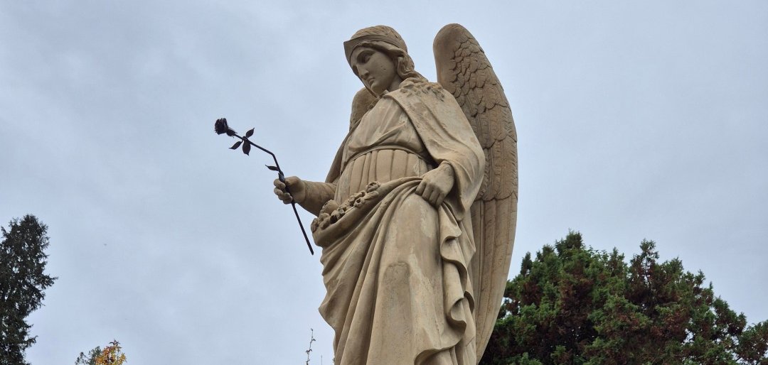 Grabmal mit Engel - Denkmal auf Friedhof Volberg Das Bild zeigt den denkmalgeschützten Engel auf dem Grabmal der Familie Müllenbach auf dem Friedhof Volberg.