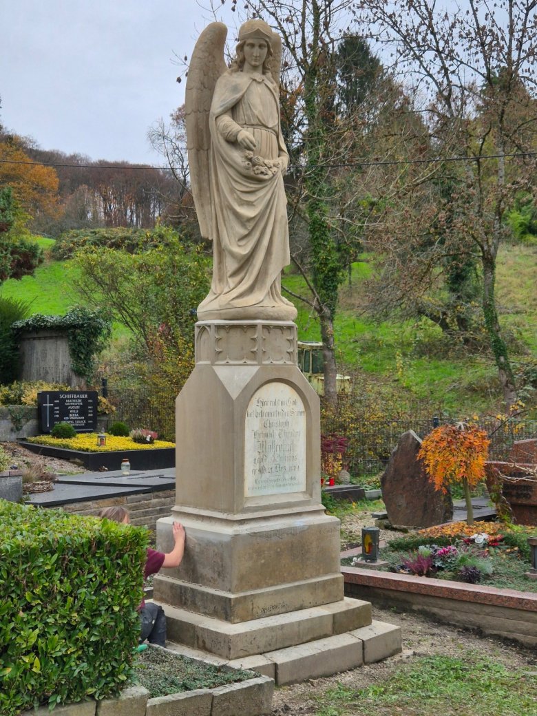 Grabmal mit Engel Der Engel auf dem Grabmal der Familie Müllenbach wurde restauriert und erstrahlt in neuem Glanz.