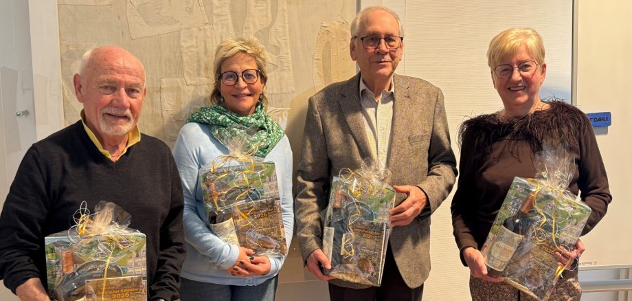 Das Bild zeigt Klaus Baldus, Jutta Renner, Kurt Küsgen und Helmi Hütten. Sie wurden aus dem Partnerschaftskomitee verabschiedet. Sie haben durch ihr Engagement zum Gelingen einer lebendigen Städtepartnerschaft beigetragen.