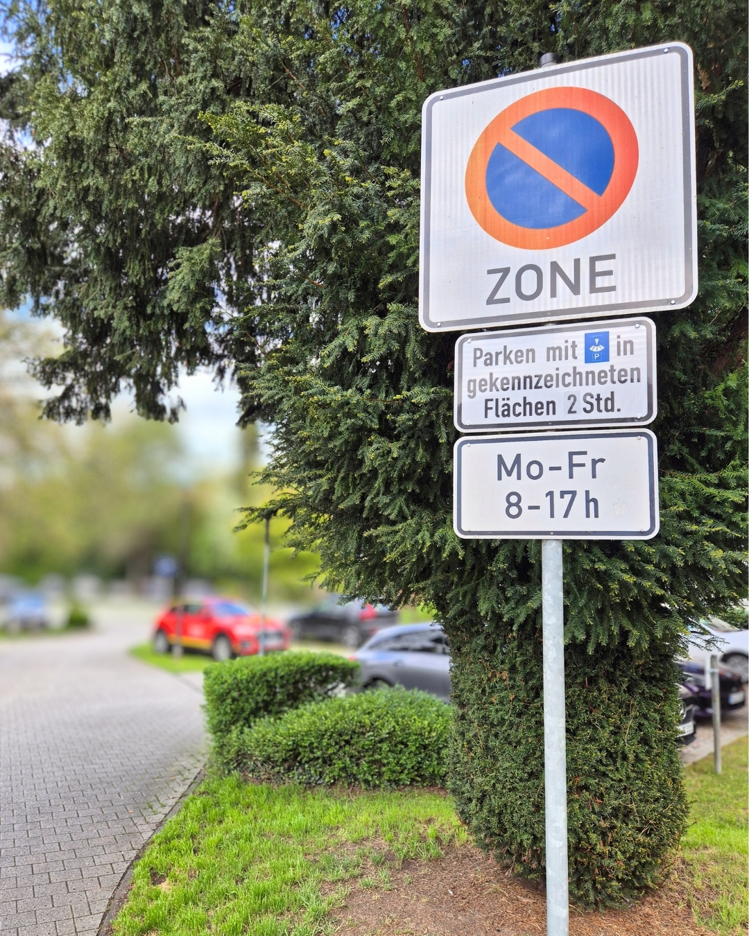 Das Bild zeigt ein Schild, das darauf hinweist, dass die Parkzeit mit Parkscheibe zwei Stunden beträgt.