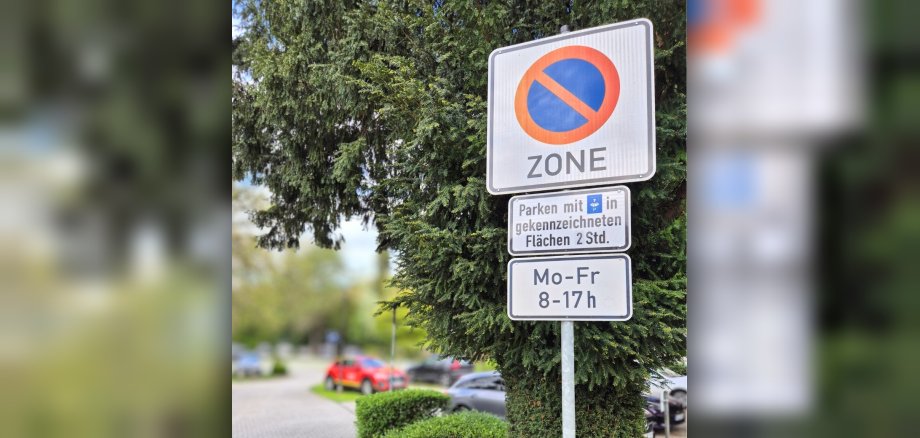 Das Bild zeigt ein Schild, das darauf hinweist, dass die Parkzeit mit Parkscheibe zwei Stunden beträgt.