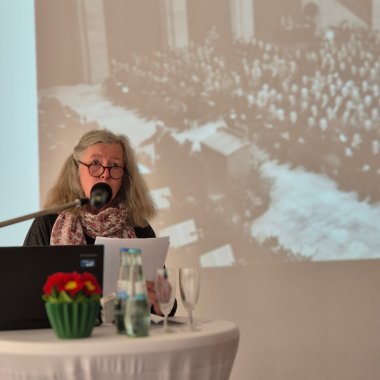 Das Bild zeigt die Referentin Karin Feuerstein-Praßer bei der Veranstaltung zum Weltfrauentag.