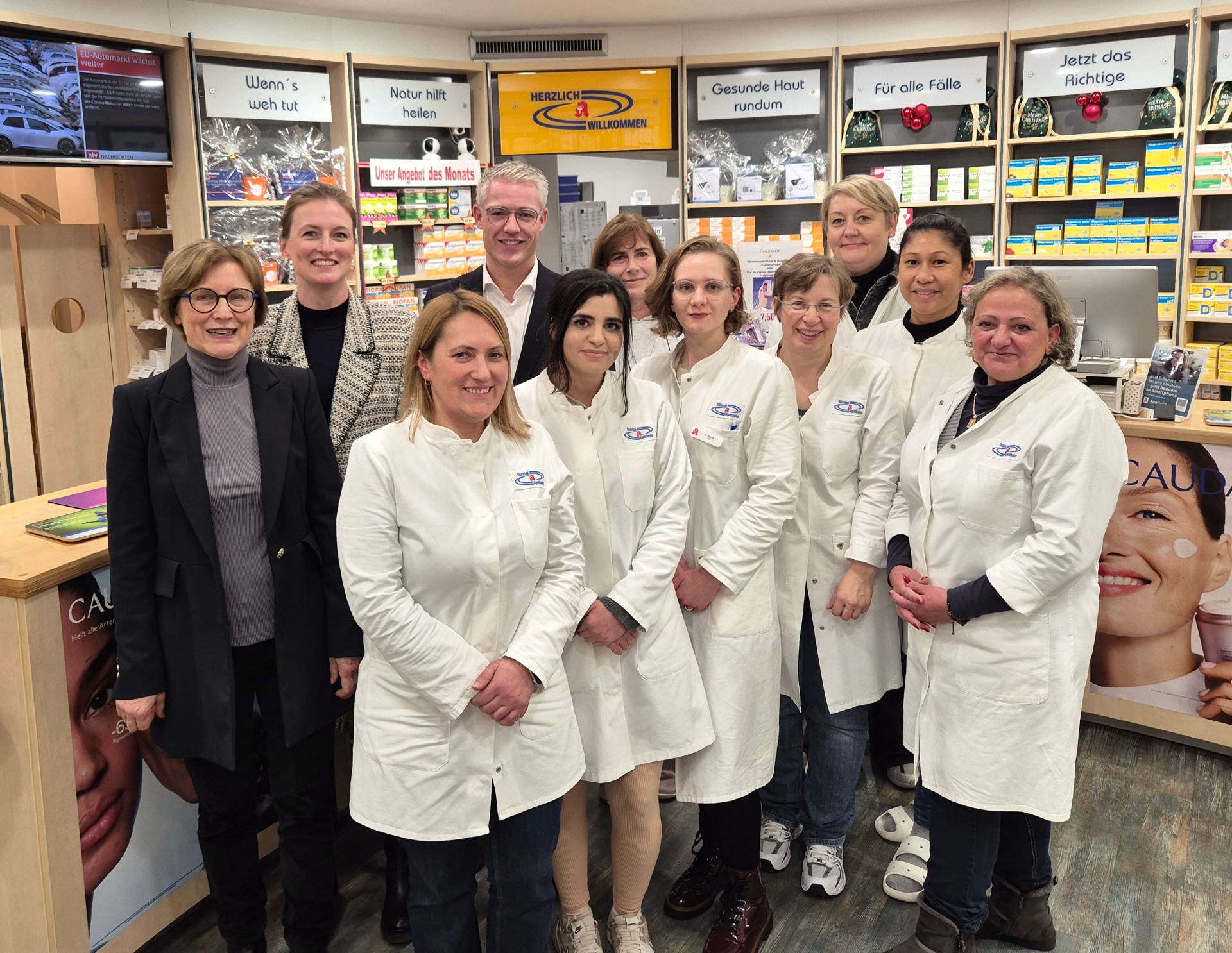 Das Bild zeigt ein Gruppenbild der Mitarbeitenden der Sülztal-Apotheke gemeinsam mit Bürgermeister Yannick Steinbach im Rahmen eines Unternehmensbesuchs.