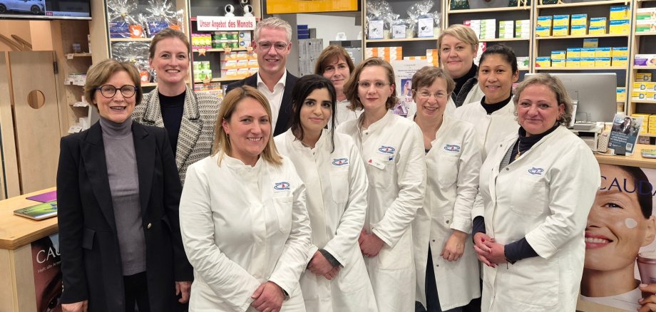 Unternehmensbesuch in der Sülztal-Apotheke Das Bild zeigt ein Gruppenbild der Mitarbeitenden der Sülztal-Apotheke gemeinsam mit Bürgermeister Yannick Steinbach im Rahmen eines Unternehmensbesuchs.