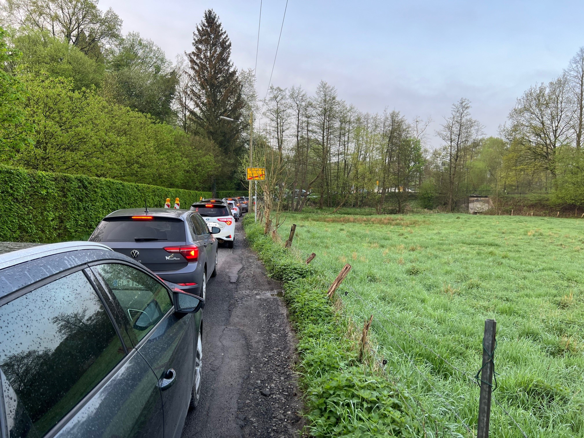 Verkehrssituation Menzlingen Das Bild zeigt eine Staulage in der Ortslage Menzlingen.