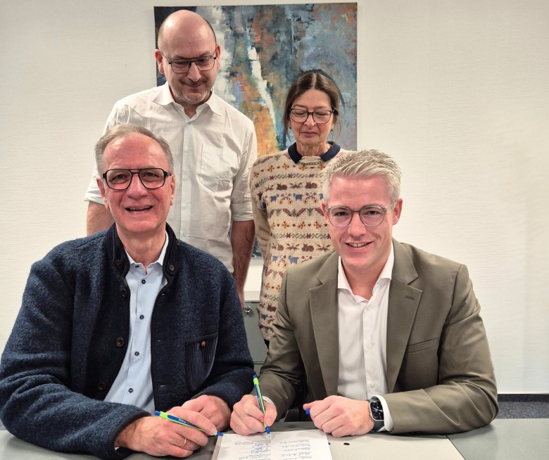 Das Bild zeigt die Vertragsunterschrift zwischen Stadt und GoGREEN zur städtischen Entwicklung des Gewerbegebiets Rambrücken.