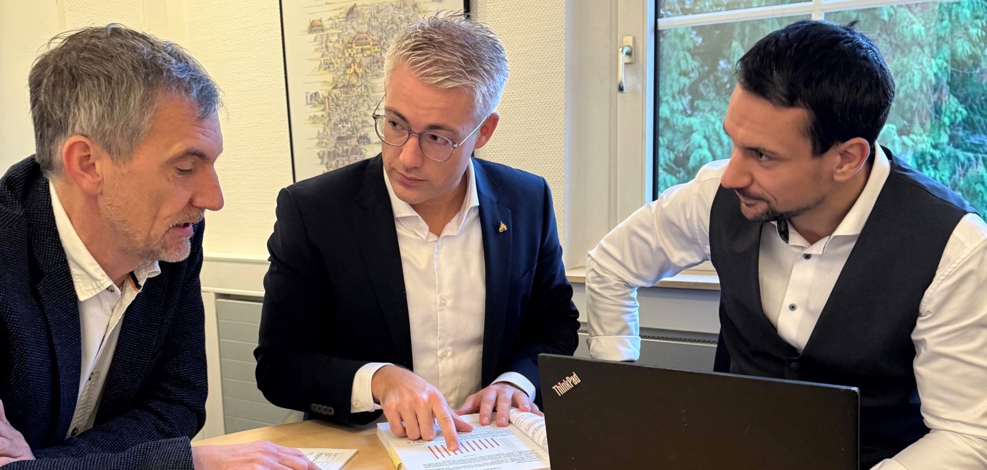 Verwaltungsvorstand im Austausch Das Bild zeigt ein Gespräch im Verwaltungsvorstand zwischen dem Ersten Beigeordneten Martin Stolte, Bürgermeister Yannick Steinbach und Kämmerer Christian Welsch.