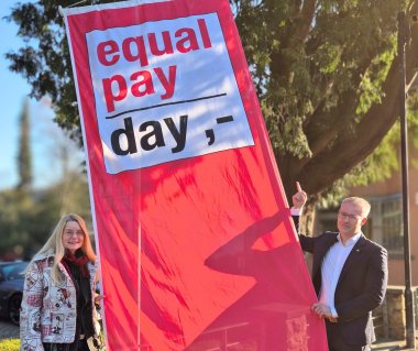 Bürgermeister und Gleichstellungsbeauftragte hissen die Flagge zum Equal Pay Day.