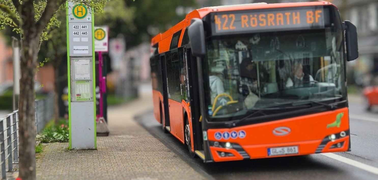 Das Bild zeigt den Bus der Linie 422 an der Haltestelle Hoffnungsthal.