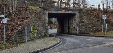 Das Bild zeigt die Eisenbahnbrücke in der Lüghauser Straße in Hoffnungsthal.