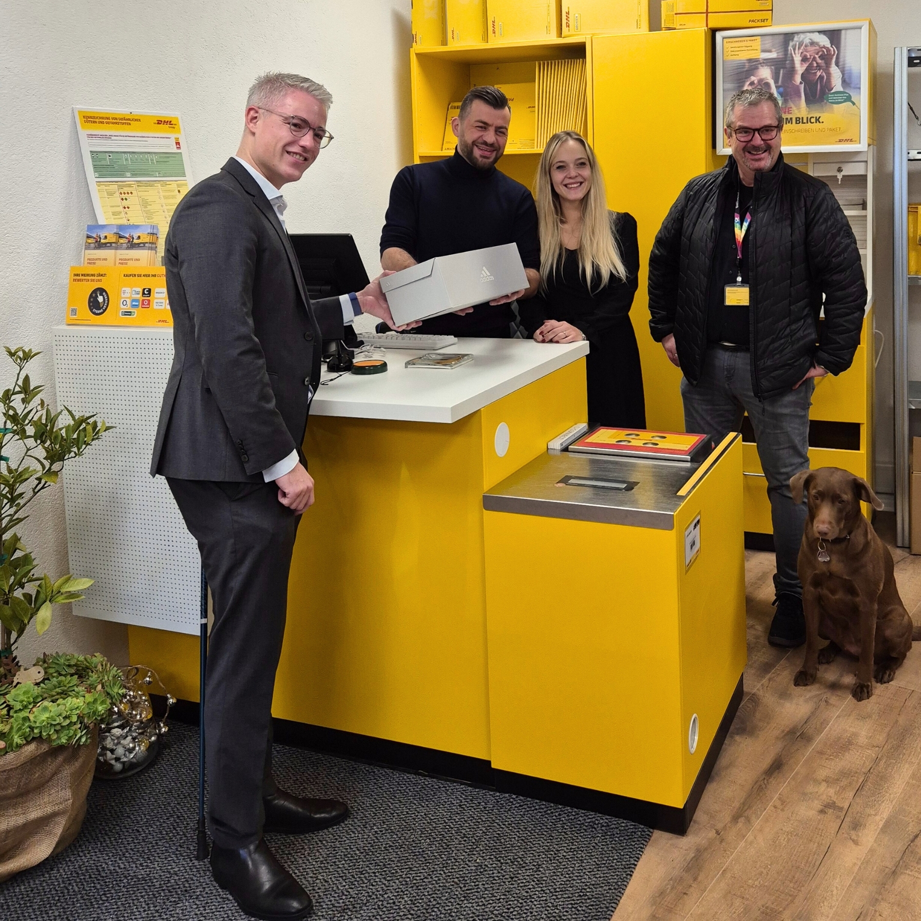 Eröffnung der Post-Partnerfiliale in Forsbach Das Bild zeigt Bürgermeister Yannick Steinbach mit Melissa und Zlatan Kriste bei der Eröffnung der Post-Partnerfiliale in Forsbach.