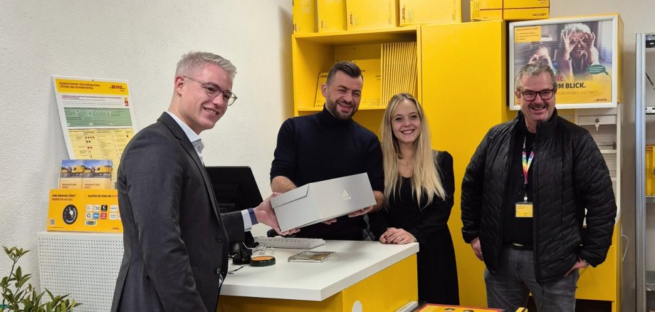 Eröffnung der Post-Partnerfiliale in Forsbach Das Bild zeigt Bürgermeister Yannick Steinbach mit Melissa und Zlatan Kriste bei der Eröffnung der Post-Partnerfiliale in Forsbach.