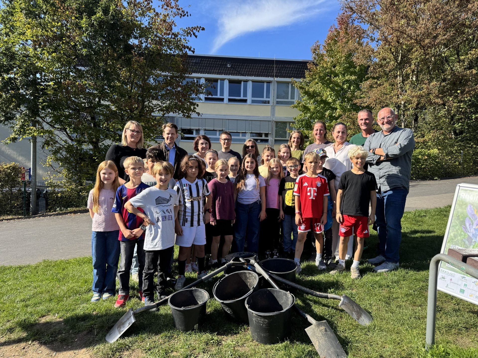 Pflanzaktion Rhein-Berg blüht auf Gruppenbild der beteiligten Akteure an der Pflanzaktion Rhein-Berg blüht auf.