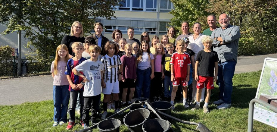 Gruppenbild der beteiligten Akteure an der Pflanzaktion Rhein-Berg blüht auf.