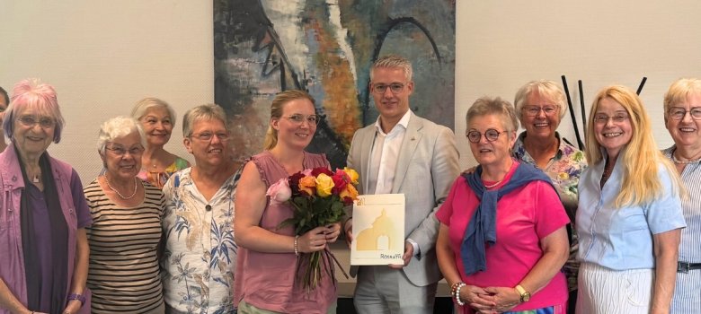 Rose für Rösrath - Gruppenbild mit Lisa Roth Das Bild zeigt ehemalige Rosenträgerinnen gemeinsam mit Lisa Roth und dem Bürgermeister.