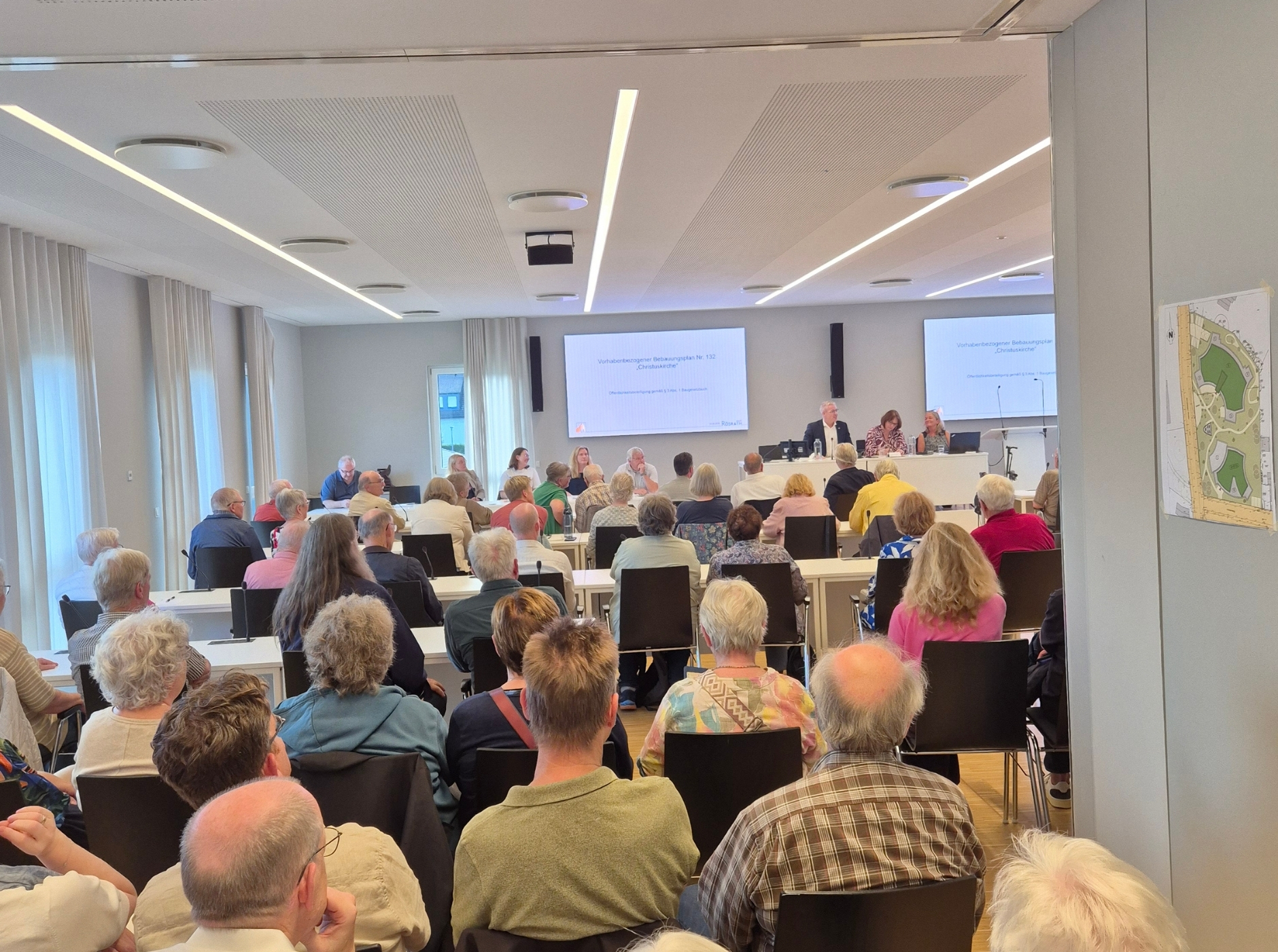 Infoveranstaltung zum Areal Christuskirche Das Bild zeigt den vollbesetzten Ratssaal bei der Infoveranstaltung zur künftigen Nutzung des Areals der Christuskirche.