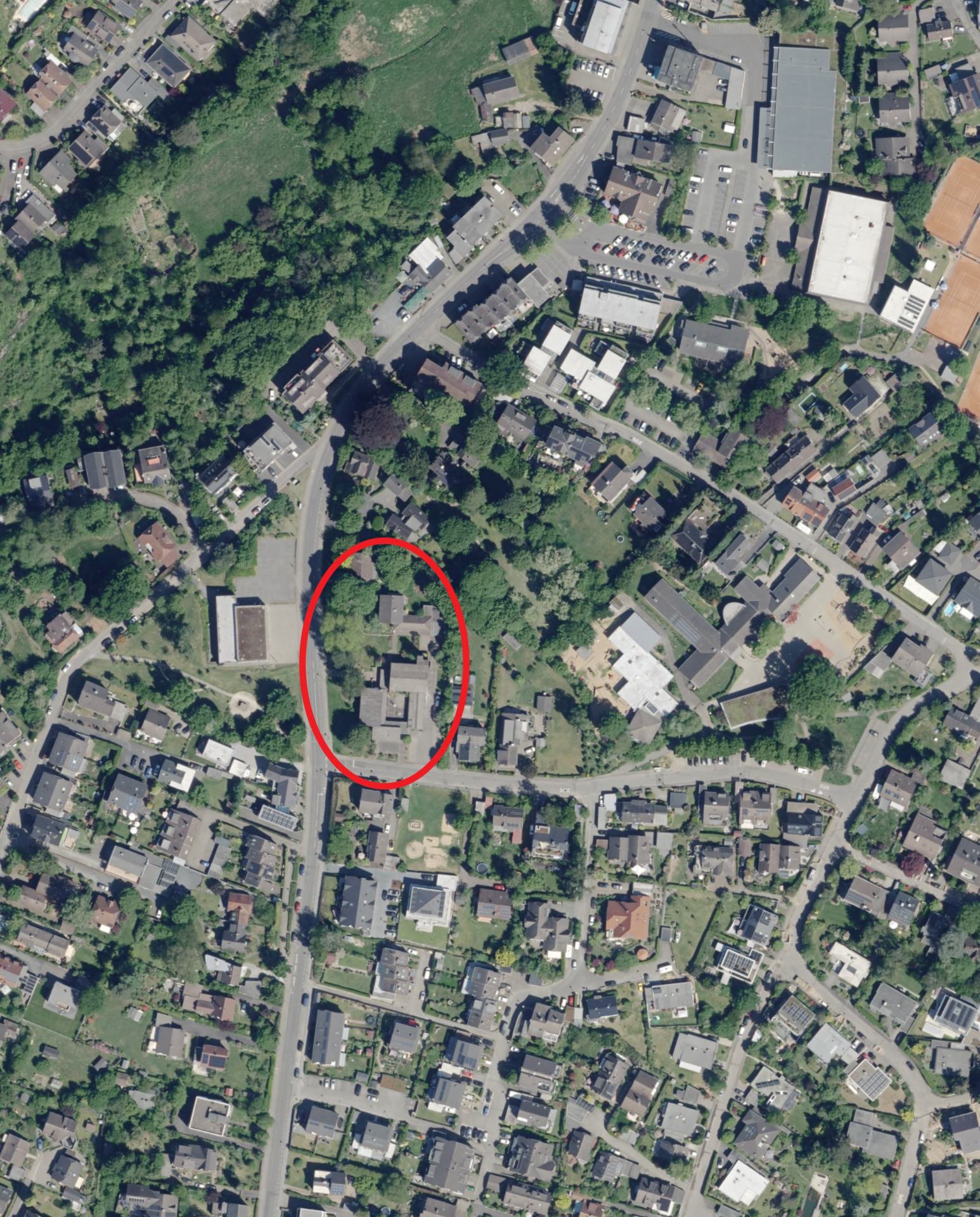 Das Bild zeigt ein Luftbild von Forsbach, in dem das Areal der Christuskirche rot umrundet ist.