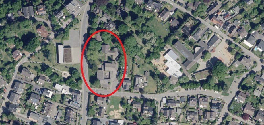 Das Bild zeigt ein Luftbild von Forsbach, in dem das Areal der Christuskirche rot umrundet ist.