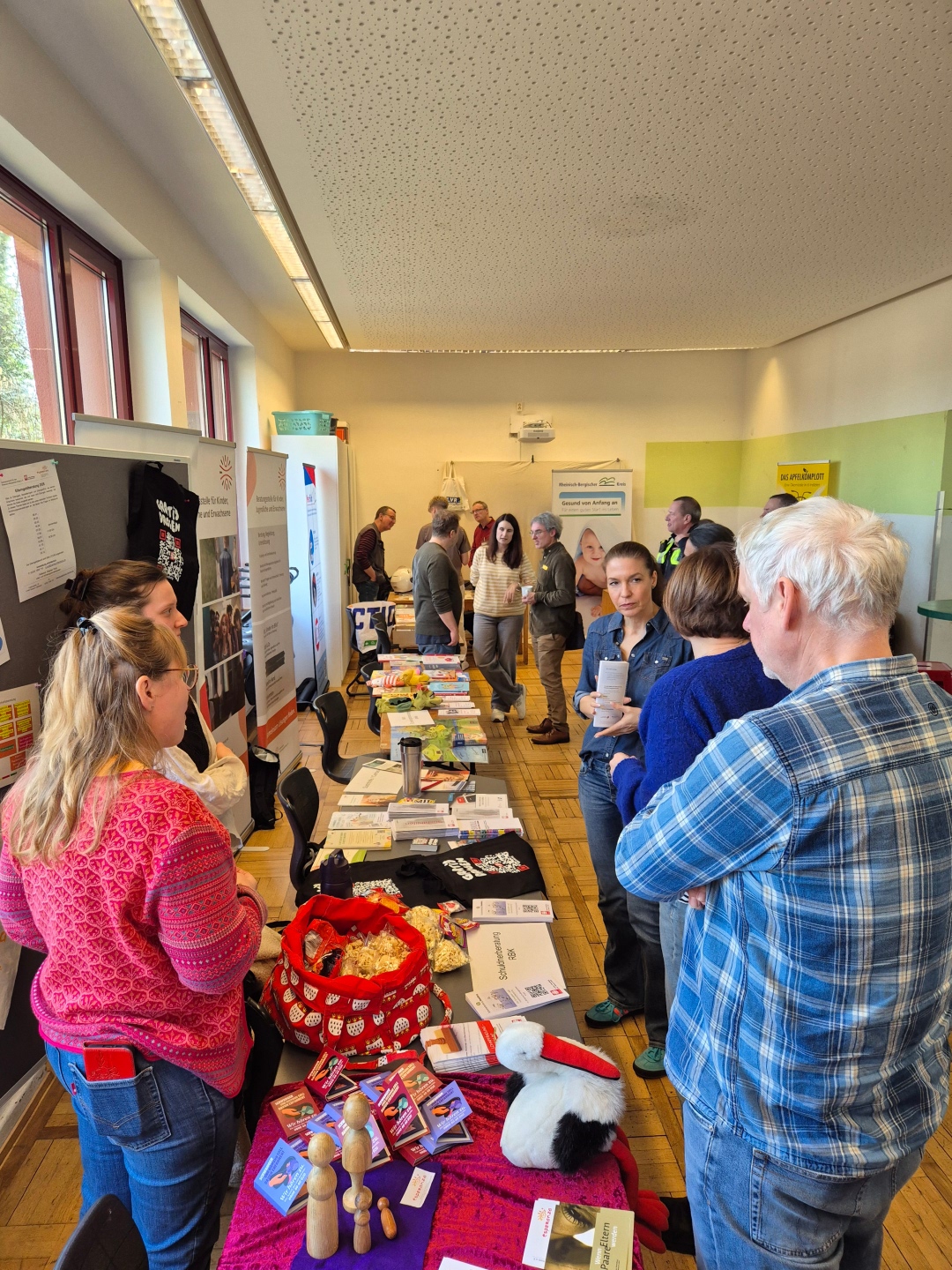 Markt der Möglichkeiten Das Bild zeigt einen Blick auf den ersten Markt der Möglichkeiten im JuZe.