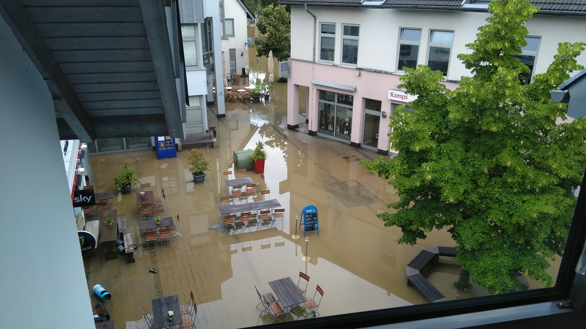 Rathausplatz unter Wasser Das Bild stammt von Mitte Juli 2021 und zeigt den Rathausplatz in Hoffnungsthal unter Wasser.