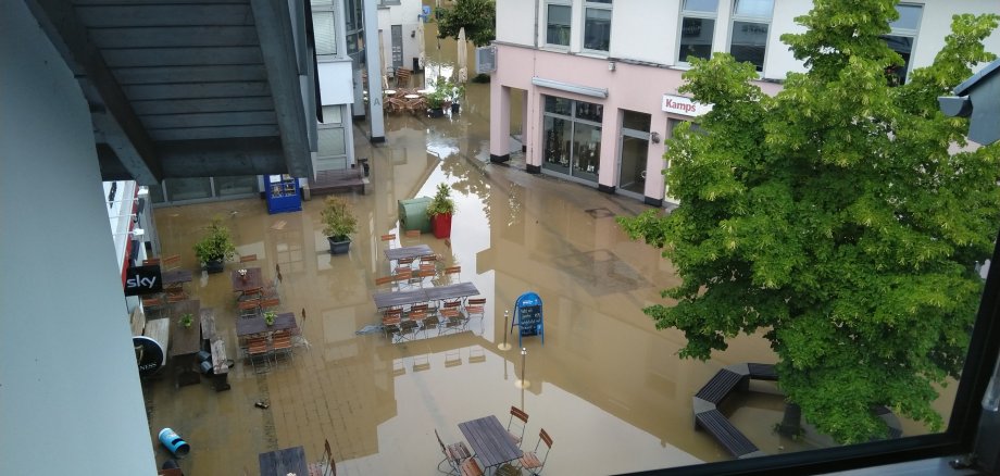 Rathausplatz unter Wasser Das Bild stammt von Mitte Juli 2021 und zeigt den Rathausplatz in Hoffnungsthal unter Wasser.