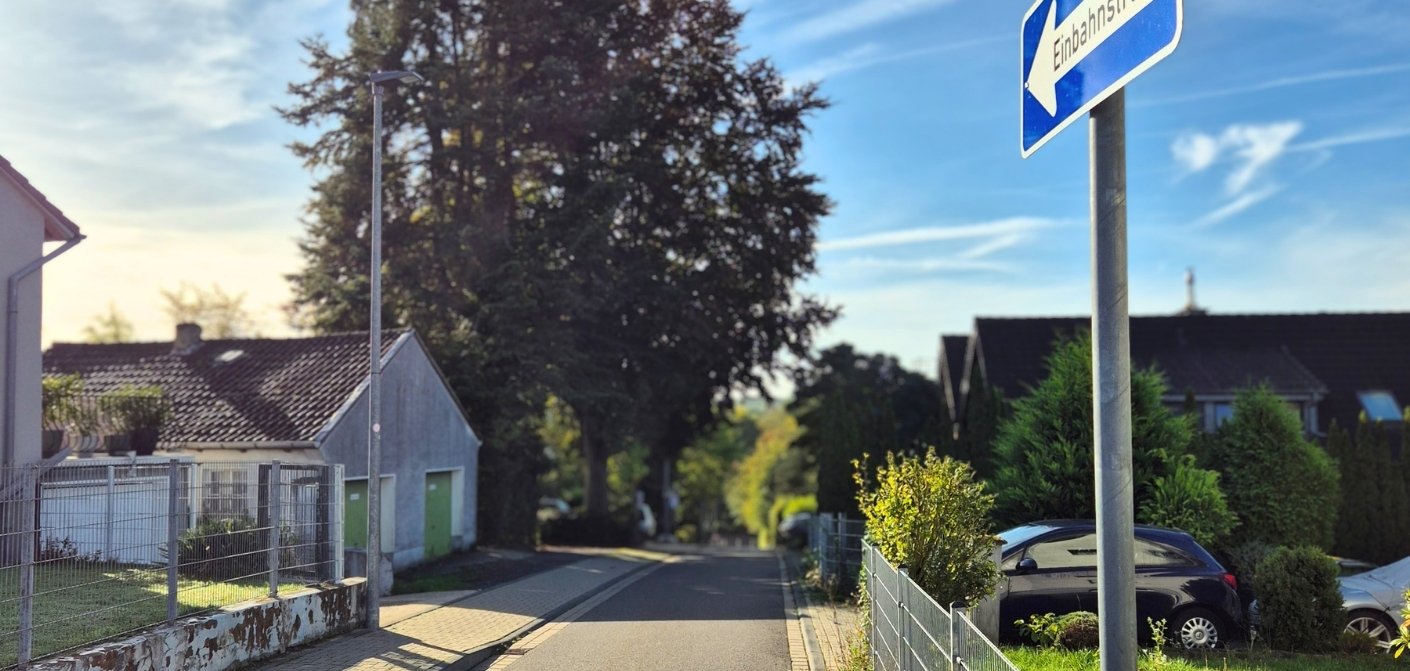 Schulstraße Sandweg und Ginsterweg Das Bild zeigt den Sandweg und ein dort stehendes Einbahnstraßenschild.