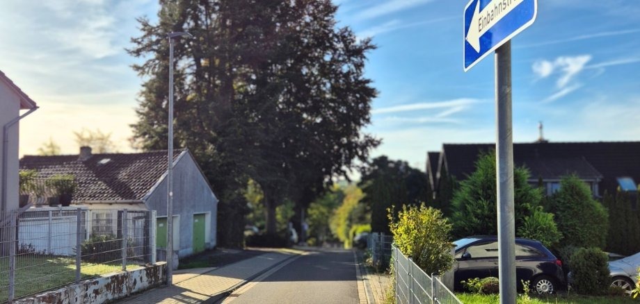Schulstraße Sandweg und Ginsterweg Das Bild zeigt den Sandweg und ein dort stehendes Einbahnstraßenschild.