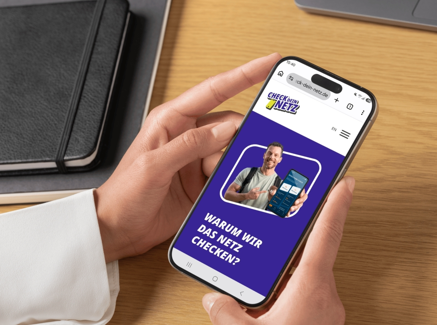 Check dein Netz Das Bild zeigt ein Smartphone, auf dem die Seite zu Check dein Netz geöffnet ist.