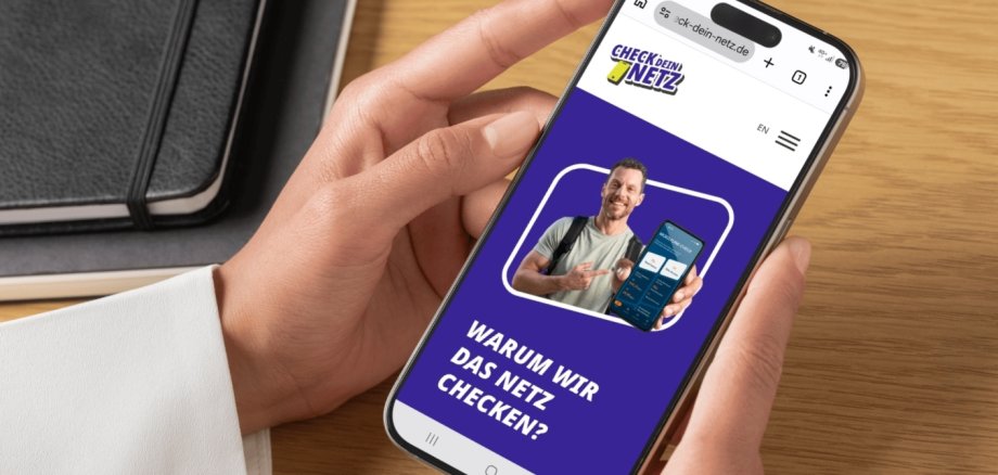 Das Bild zeigt ein Smartphone, auf dem die Seite zu Check dein Netz geöffnet ist.