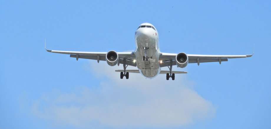 Das Bild zeigt ein Flugzeug im Landeanflug und dient als Symbolbild für Fluglärm.