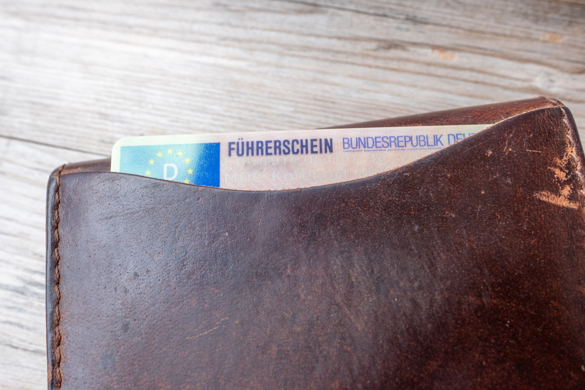 Symbolbild Führerschein Das Bild zeigt einen Autoführerschein in einem Leder-Etui.