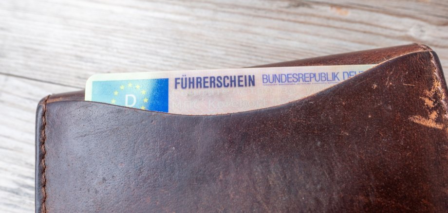 Symbolbild Führerschein Das Bild zeigt einen Autoführerschein in einem Leder-Etui.