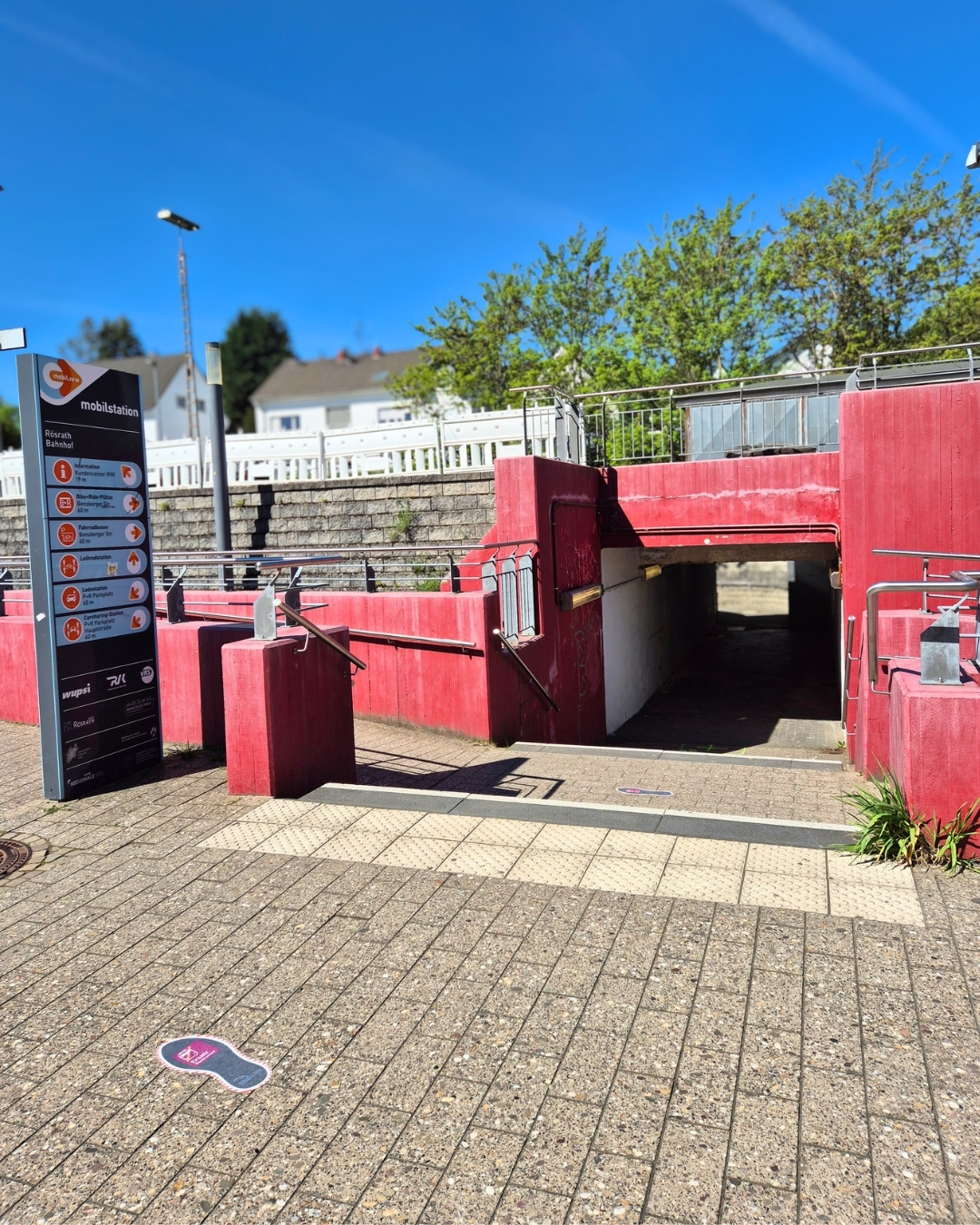 Das Bild zeigt die Fußgängerunterführung am Bahnhof Rösrath.